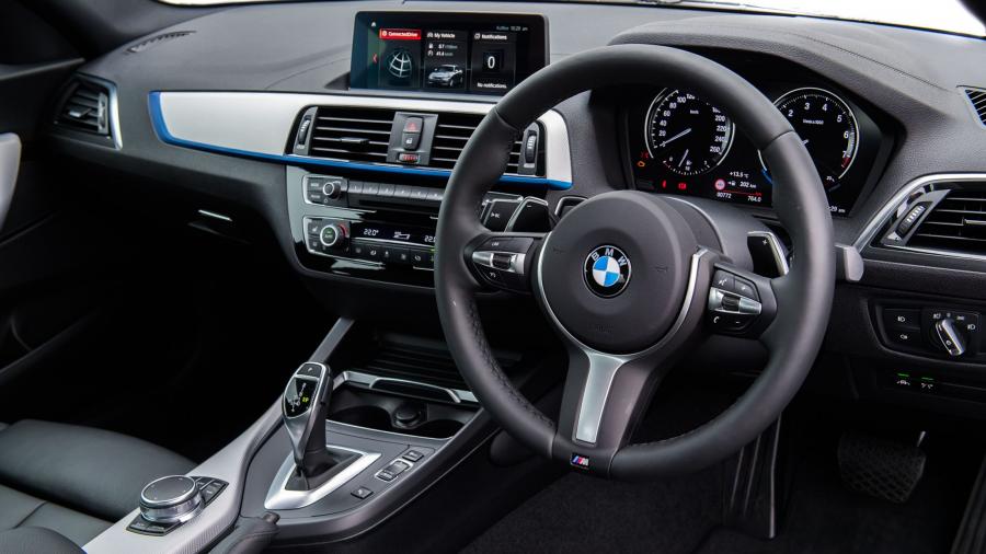 Интерьер BMW 230i Coupe M Sport (F22) 2017 года  (AU) (фото 8 из 14)
